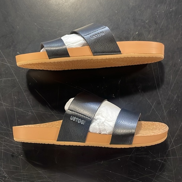 Ustogi - Womens Arch Support Beach Slides, size 7 US womens, color black. - Picture 3 of 5
